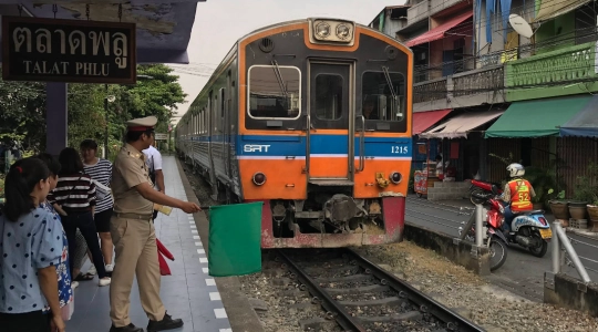 タラートプルー駅